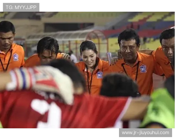 运动员奋力一踢足球飞出场外 引发观众热议与赛后反思